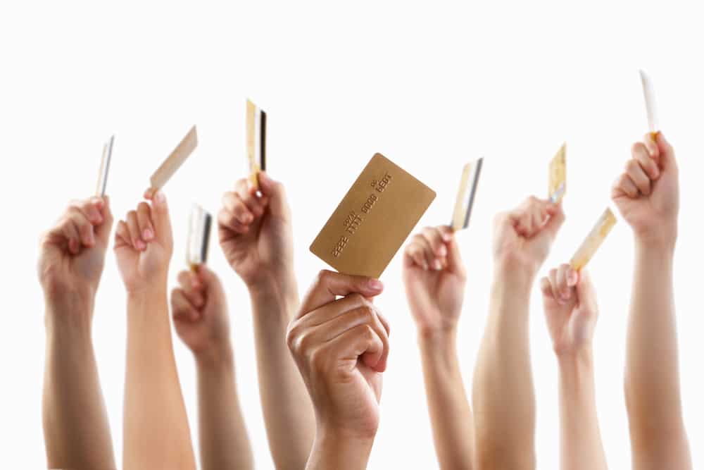 kreditní karty v rukách lidí